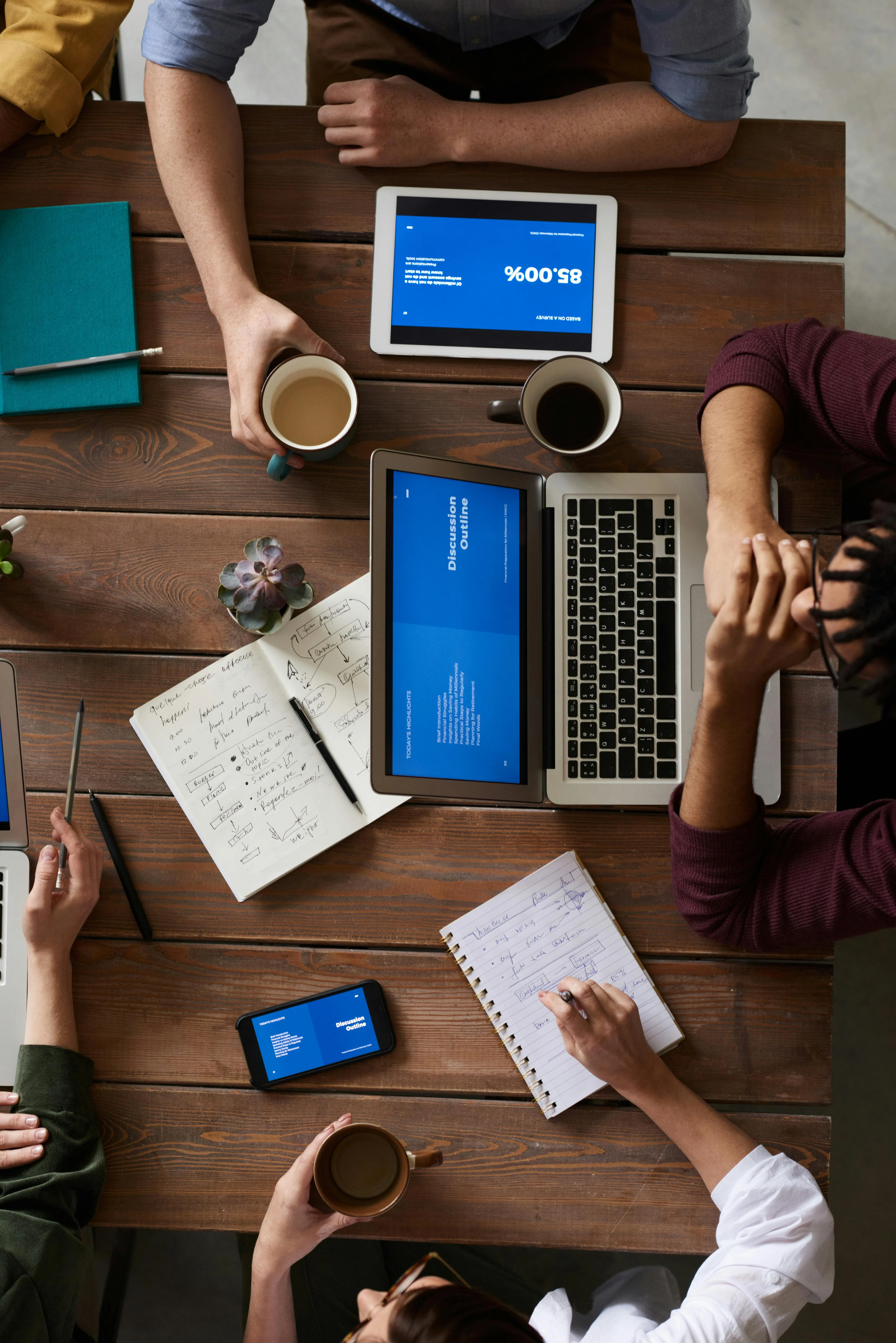 Equipo de Celula Publicidad trabajando colaborativamente en proyectos de diseño y publicidad